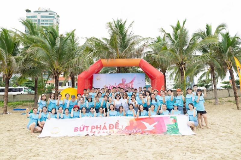 mot nhom dong nghiep tung bung an mung thanh cong trong mot hoat dong team building